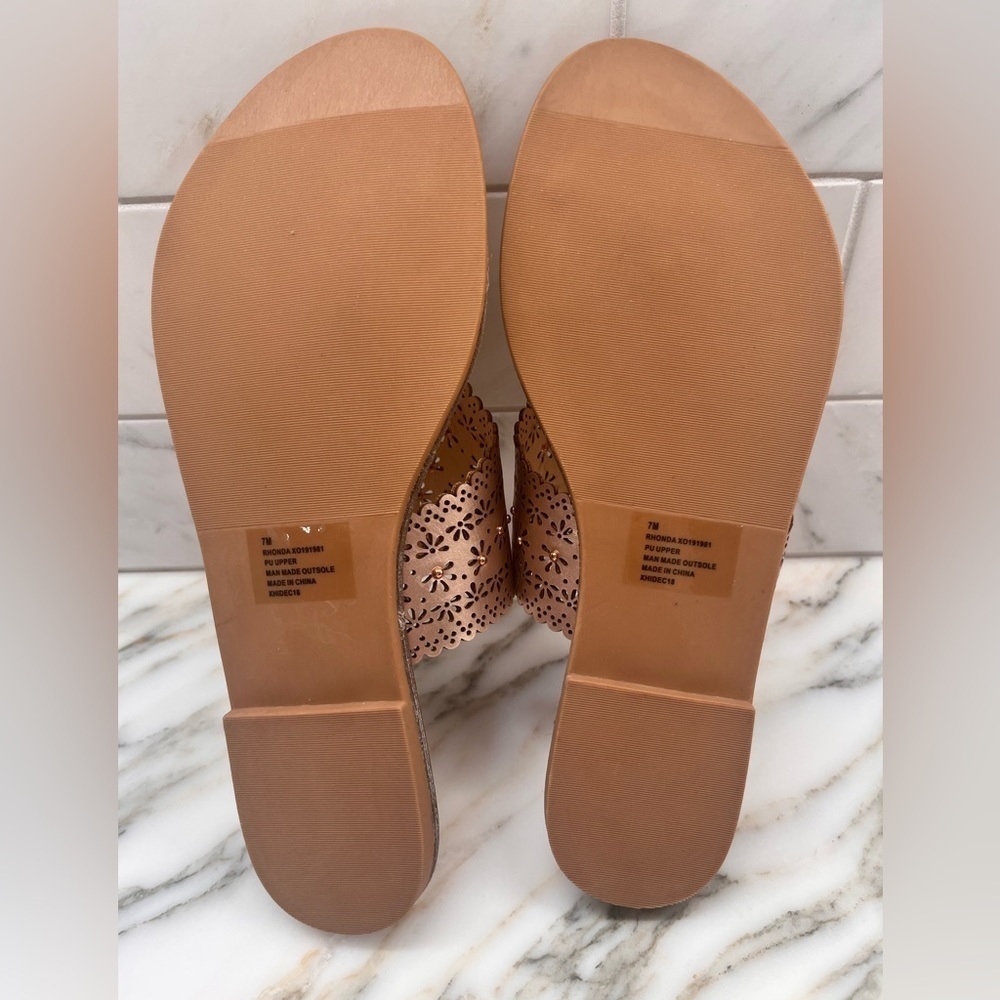 NEW! XOXO Rhonda Slide-On Gold Thong Sandal - Picture 10 of 10
